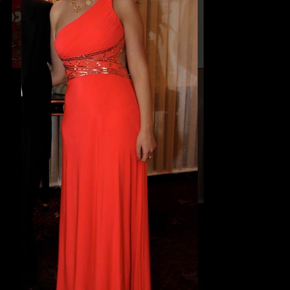 Fits size 6-8! Used once, beautiful dress
